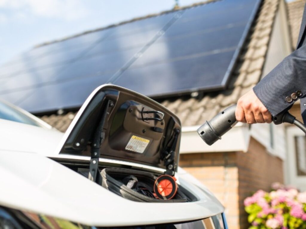 hoeveel zonnepanelen voor elektrische auto